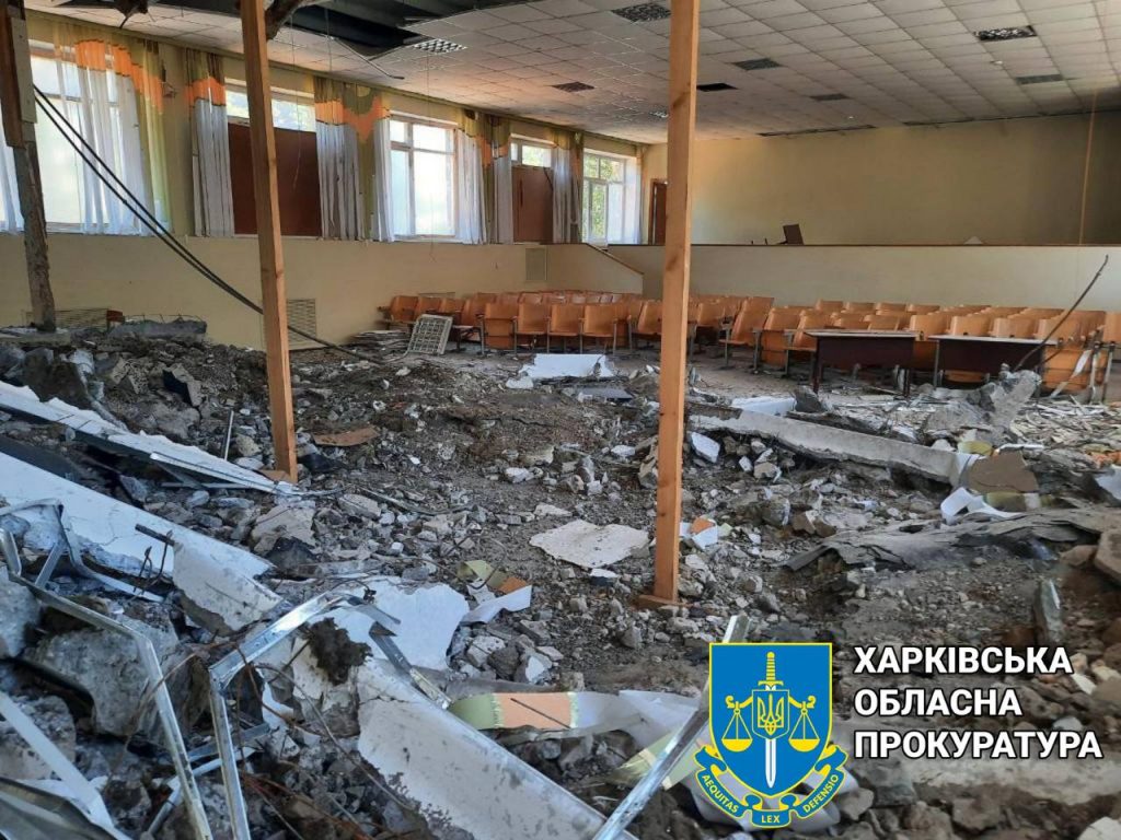 В разрушенной школе на Салтовке нашли 100 обломков боеприпасов (фото)
