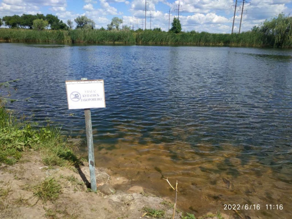 На Харьковщине с каждым днем становится все больше мест, где запрещено купаться