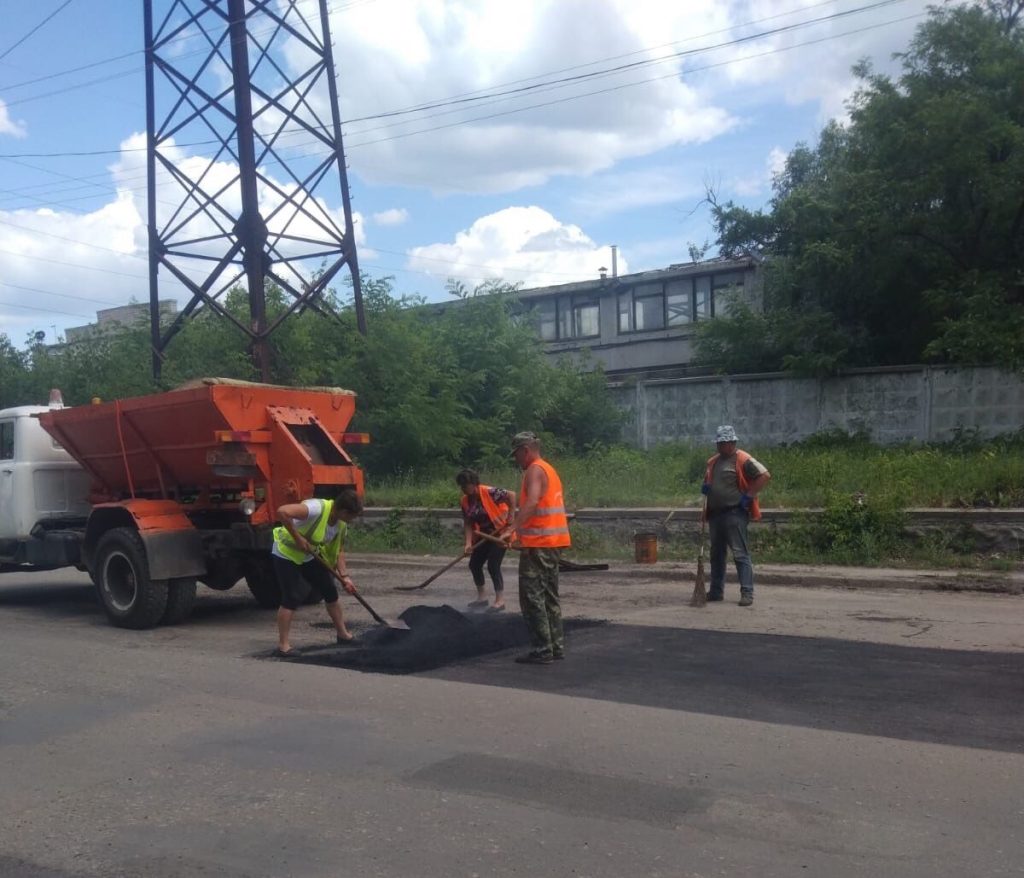 В Харькове ремонтируют дороги на Диканевке и ХТЗ (фото)