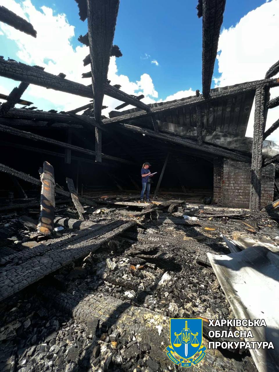 Прокуроры осматривают уничтоженное здание в Харькове