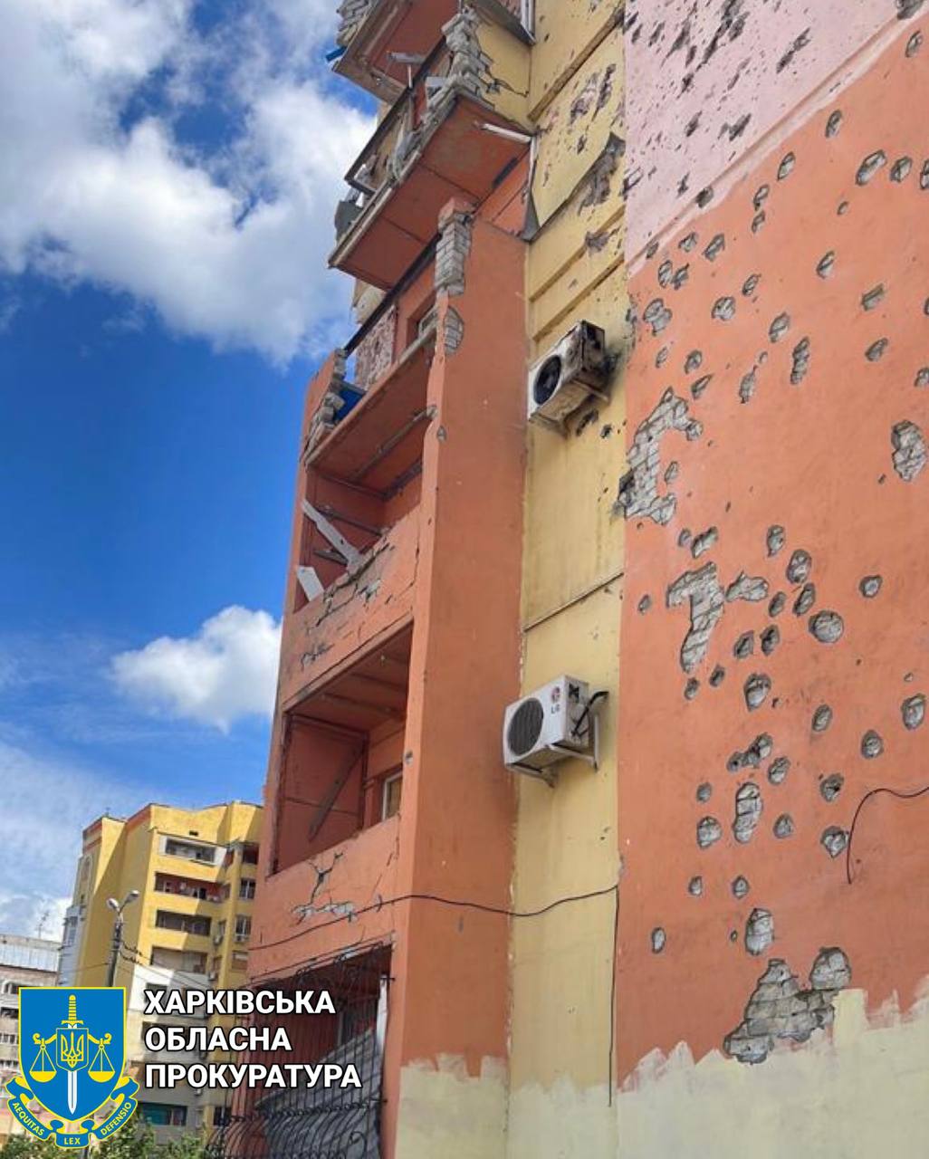 Многоэтажка в Харькове после обстрела