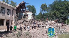 В Люботине уничтожено здание, где выдавали «гуманитарку» (фото)