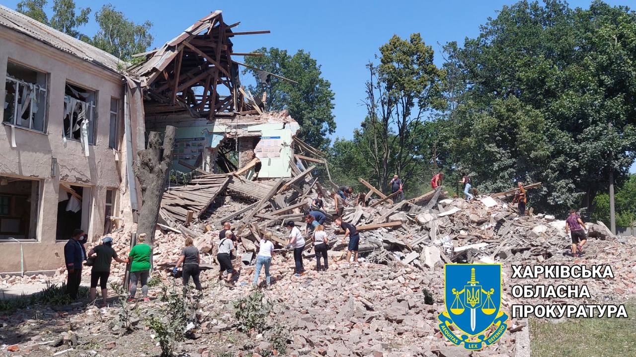 В Люботине уничтожено здание, где выдавали «гуманитарку» (фото)