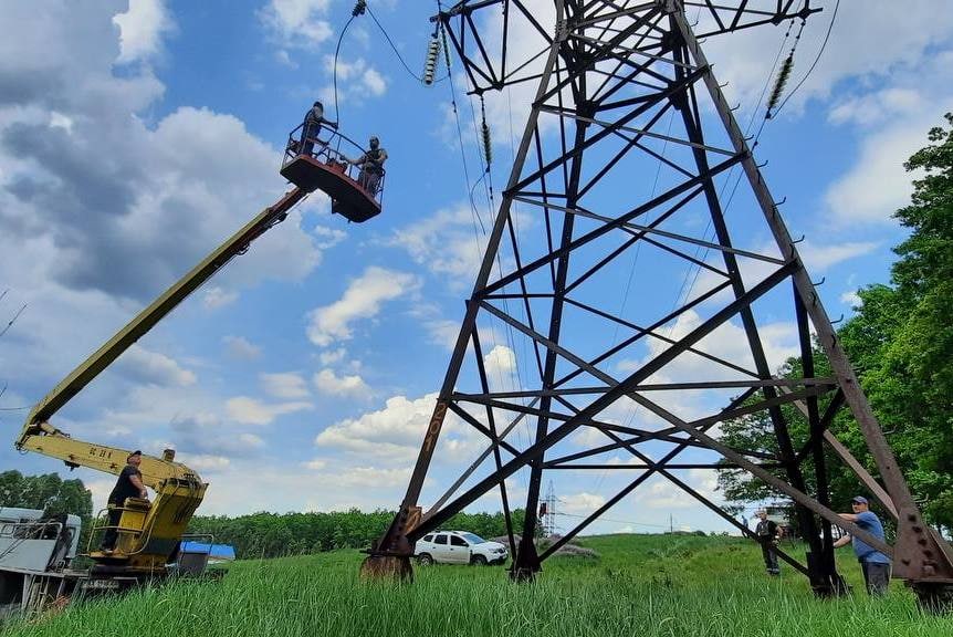 В Пятихатках восстановили высоковольтную линию