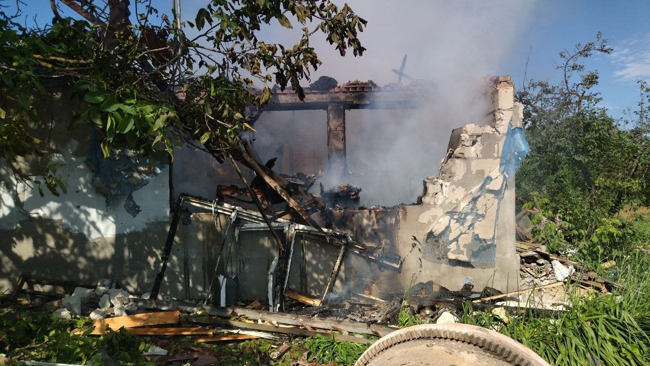 Руины дома в Чугуеве после обстрела 23 июня