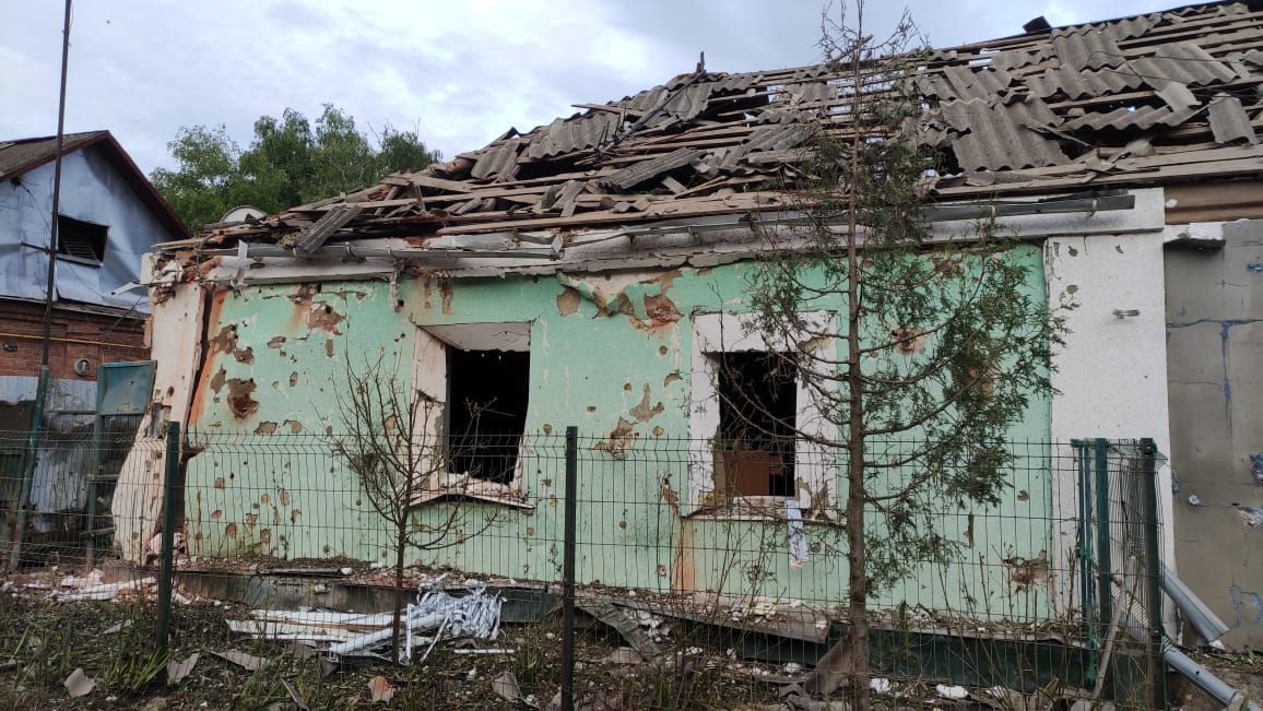 Разрушенный российским обстрелом частный дом в Чугуеве