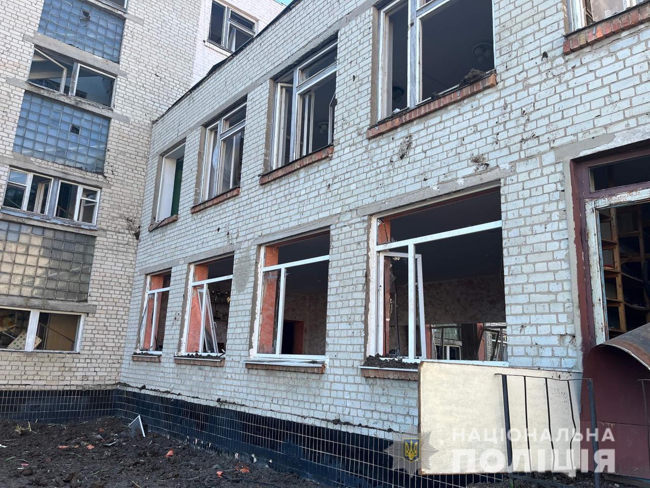 Здание школы без окон в Харькове после обстрела
