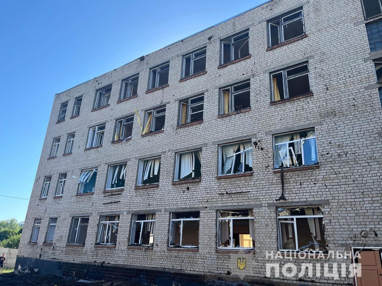 Школа в Шевченковском районе Харькова после российского обстрела ночью 27 июня