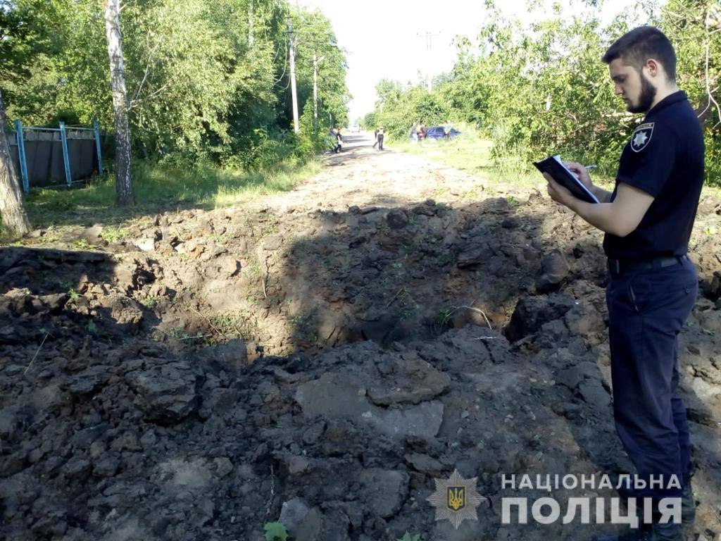 Полицейский на месте обстрела в Покотиловке