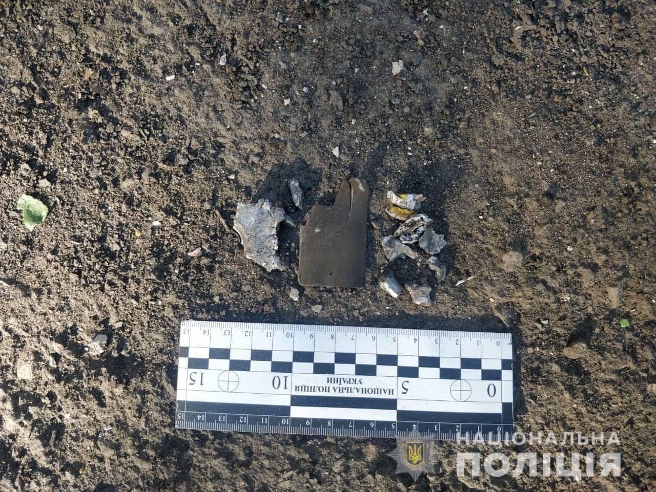Осколок российского снаряда на месте обстрела в Харькове
