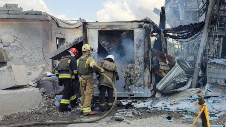 После обстрела Индустриального района Харькова произошел пожар на промышленном предприятии