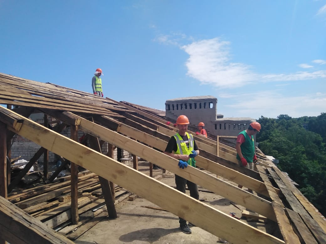 На многоэтажке на Новой Баварии, пострадавшей от обстрелов Харькова, ремонтируют крышу