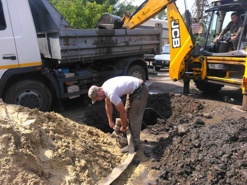 В Харькове продолжают восстанавливать поврежденный взрывами водопровод