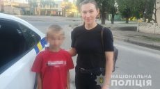 Харківські поліцейські відвели до бабусі хлопчика, якого побила та кинула на вулиці п’яна мати