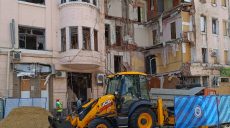 Возле одного из самых разрушенных домов в центре Харькова восстанавливают коммуникации