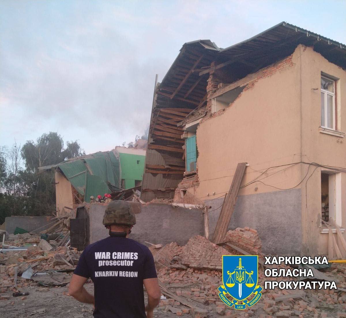 Внаслідок ракетного удару по Чугуєву поранено жінку, зруйновано будинок культури і школу (фото)