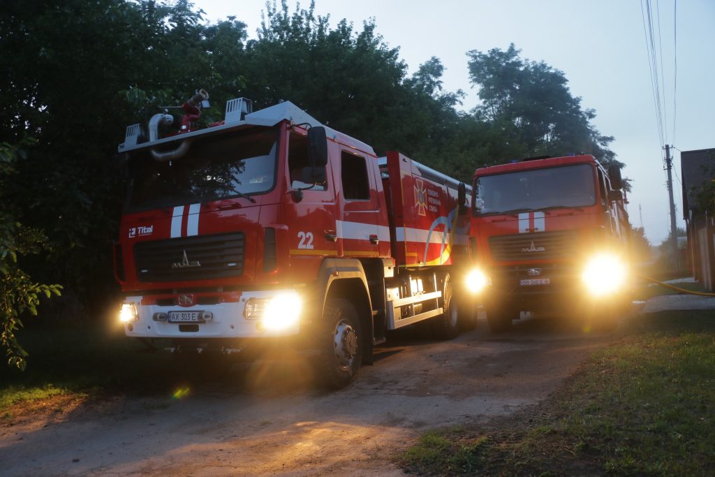 Из-за вражеских обстрелов в двух районах Харькова вспыхнули пожары