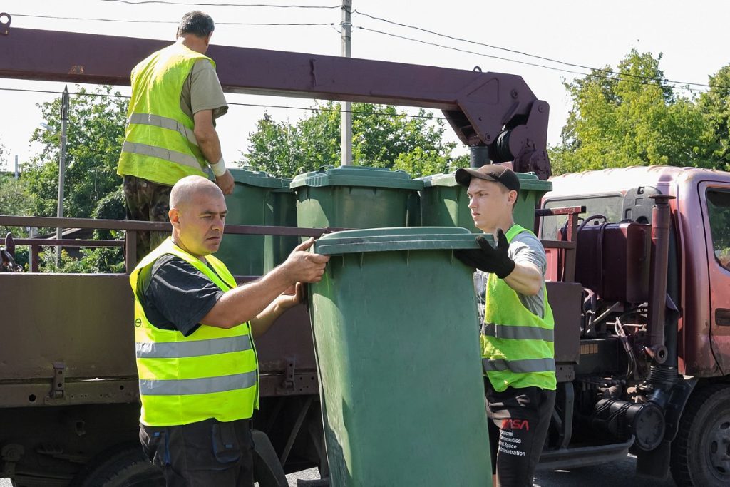 В частном секторе на Салтовке установили мусорные контейнеры (фото)