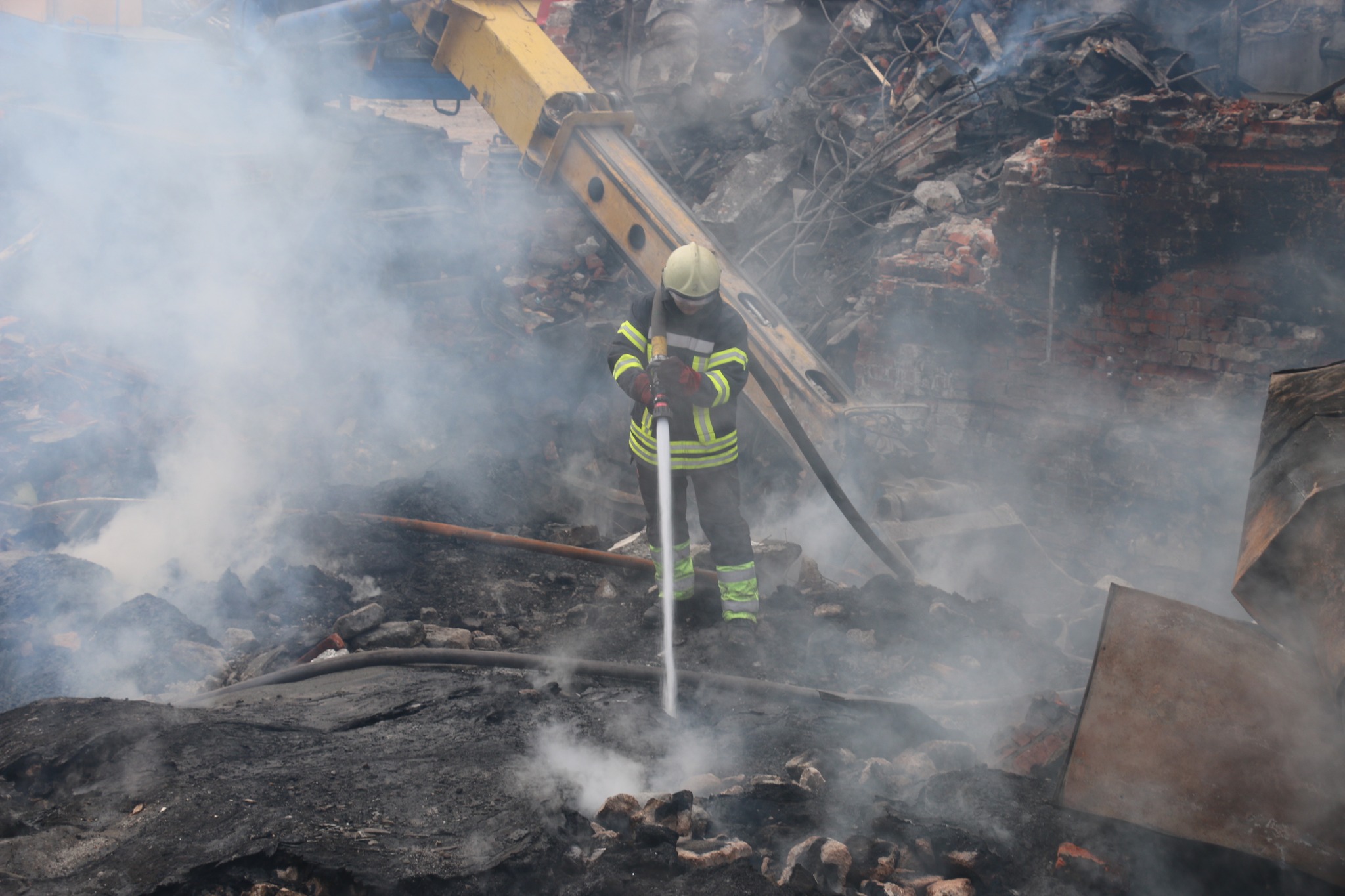 Ракетный удар по Харькову: загорелось производственно-складское помещение