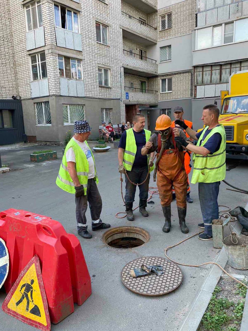 В Харькове ремонтируют канализационные коллекторы после попадания снарядов