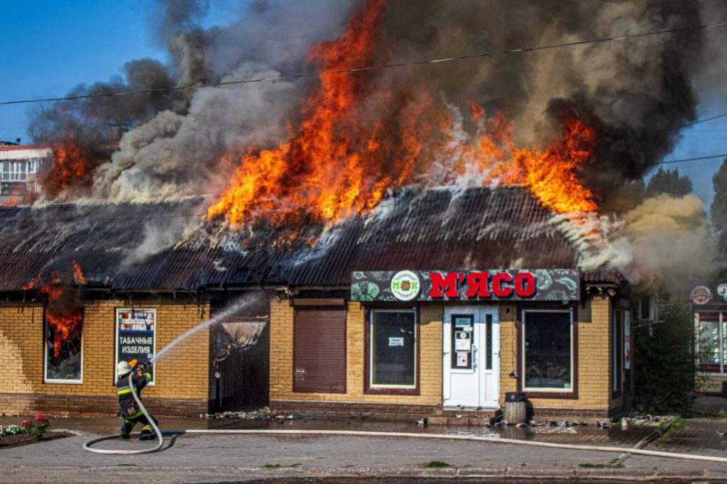 В Лозовой сгорел продуктовый магазин (фото)