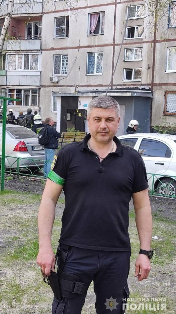 Харьковский полицейский после вражеского обстрела спас семейную пару из горящего дома на Салтовке