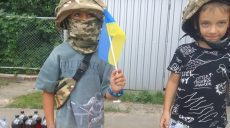 На Харківщині діти організували «блокпост» і збирають гроші для ЗСУ (фото)
