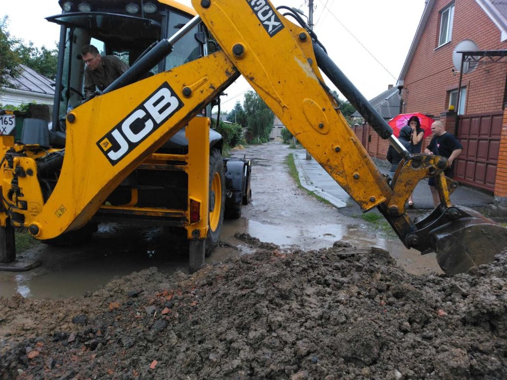 Харківські комунальники оперативно відновлюють подачу води