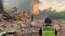 Рятувальники продовжують пошуки людей під завалами будинку культури в Чугуєві