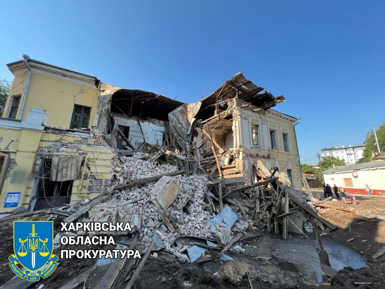 Последствия ночных «прилетов» в Харьков: сильно разрушено админздание (фото)