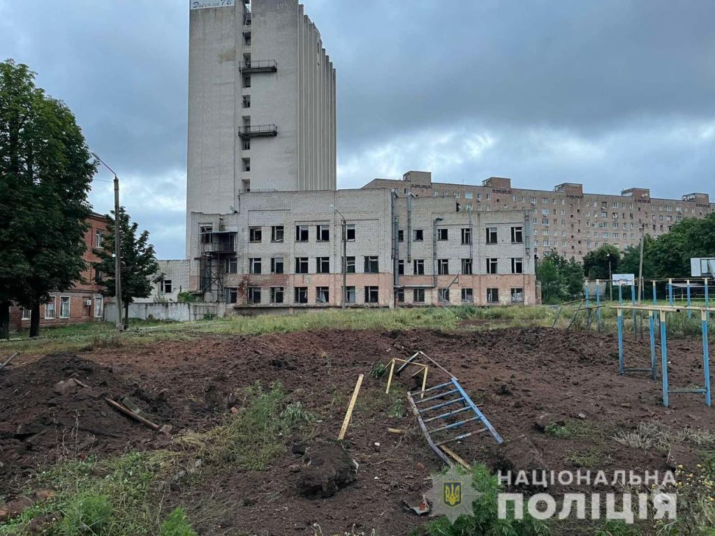 Ночной обстрел Харькова: ракета попала во двор между домами, на месте взрыва – воронка (фото)