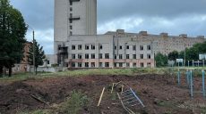 Ночной обстрел Харькова: ракета попала во двор между домами, на месте взрыва – воронка (фото)