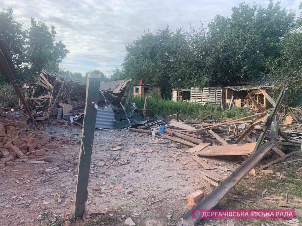 Зруйновані будинки, вибиті шибки, зламані дерева: наслідки ворожих обстрілів у Дергачах (фото)