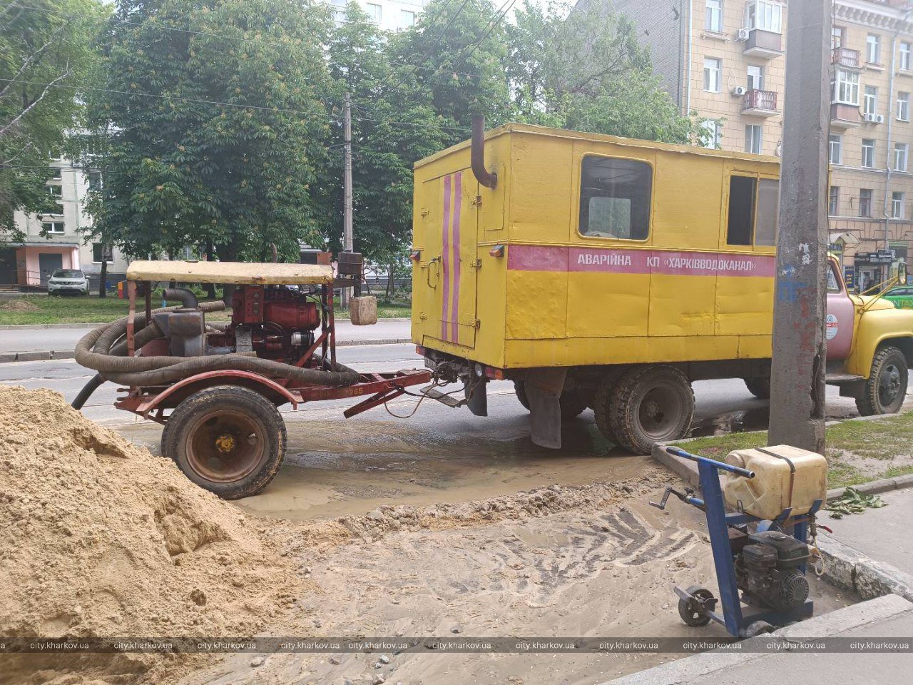 Харківські комунальники ліквідували аварію на водоводі