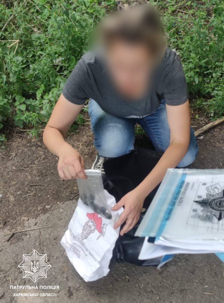 У Харкові патрульні затримали жінку, яка, ймовірно, робила «закладки»