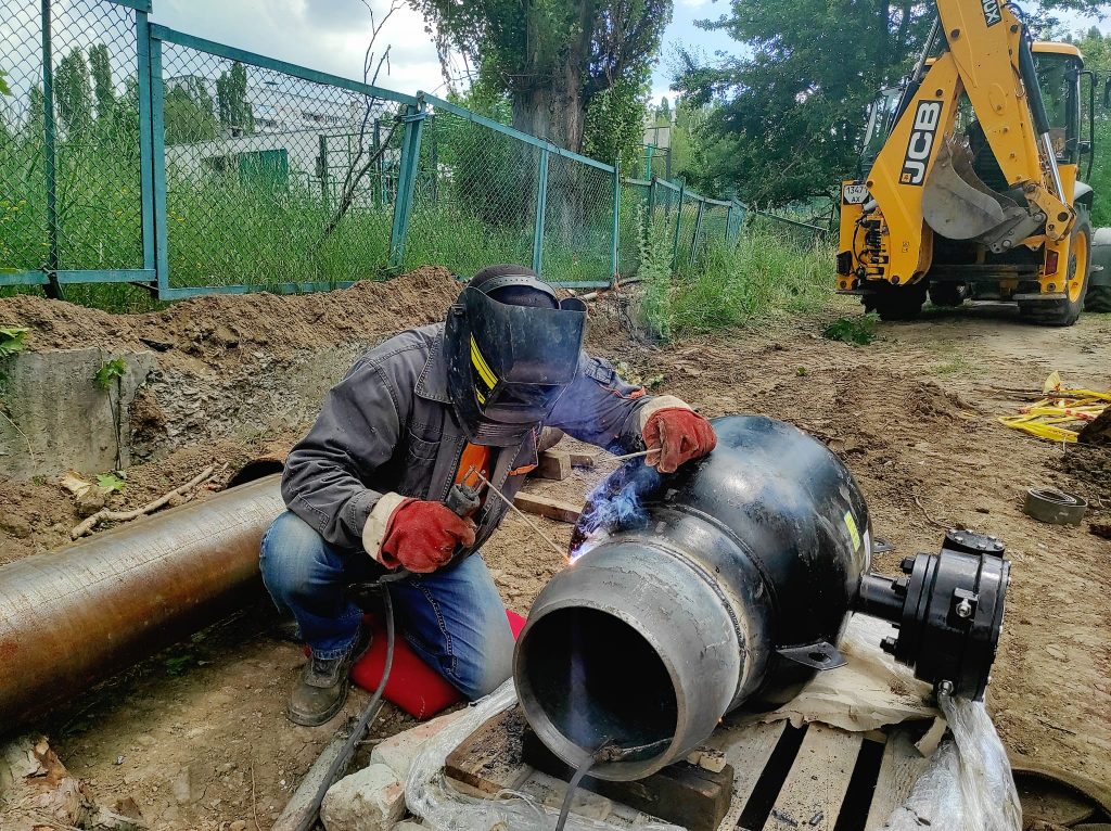 Газовики работают над возобновлением подачи газа в микрорайон на Северной Салтовке (фото)