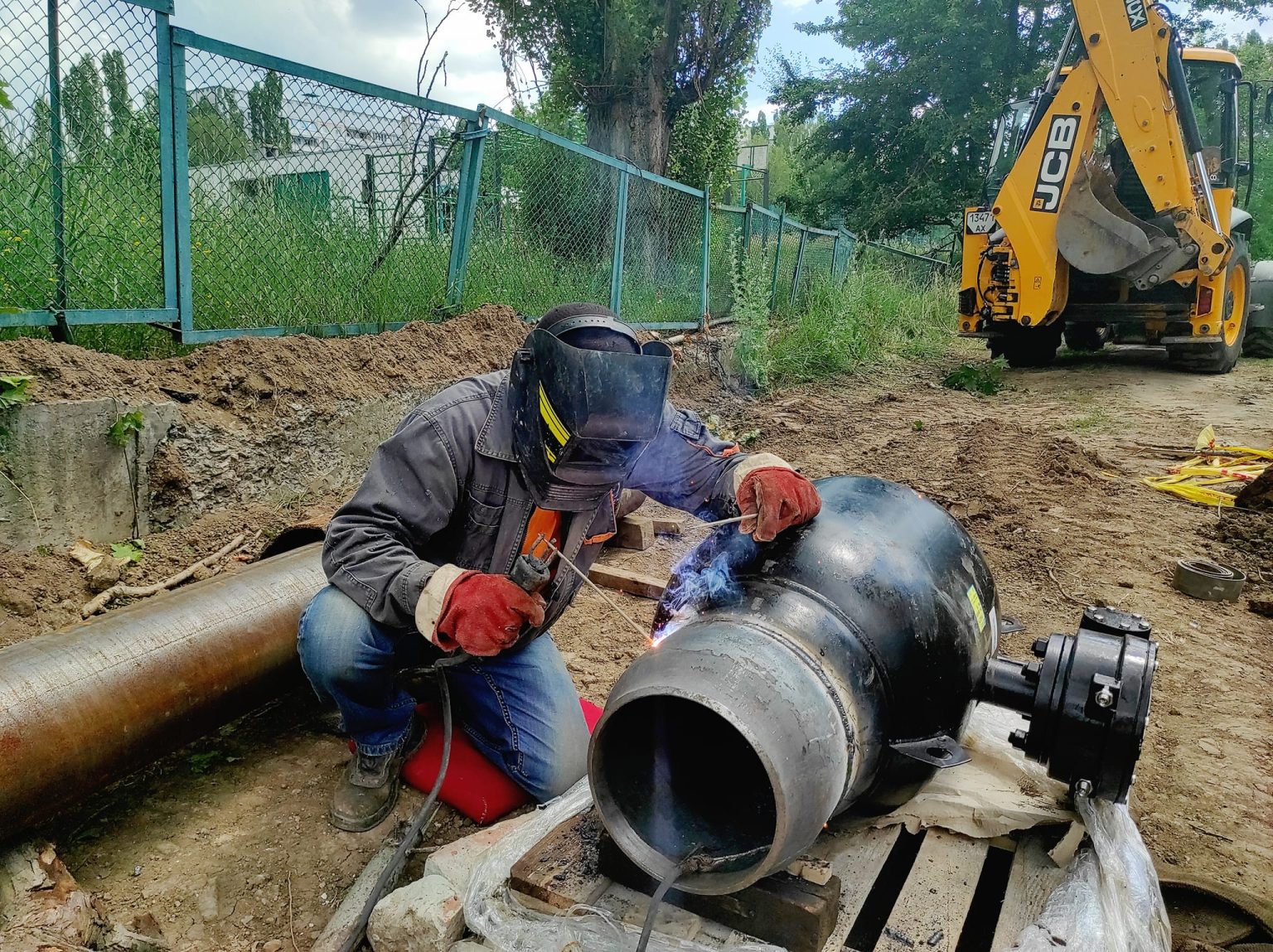 Газовики работают над возобновлением подачи газа в микрорайон на Северной Салтовке (фото)