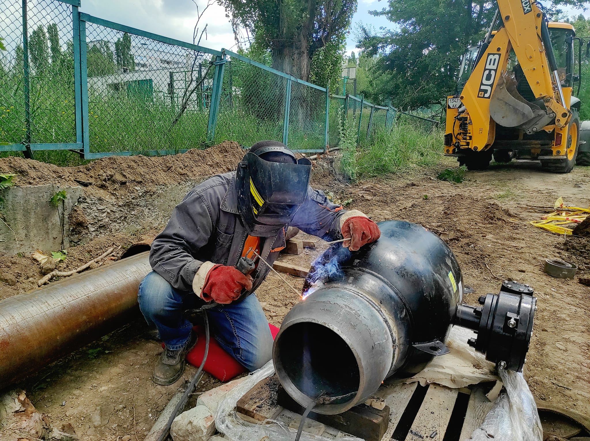 Газовики работают над возобновлением подачи газа в микрорайон на Северной Салтовке (фото)