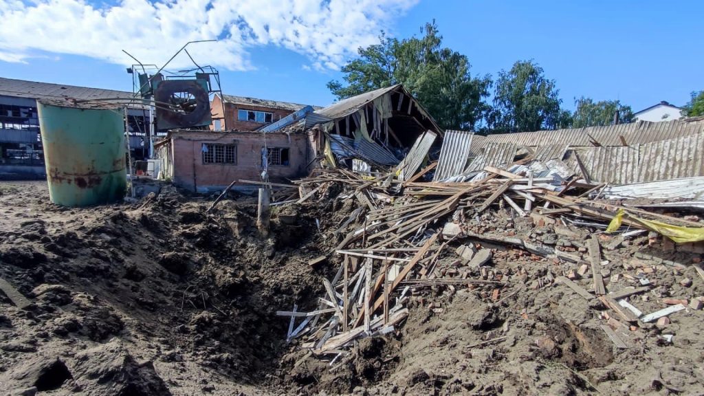 За минувшие сутки вражескими снарядами были повреждены 30 зданий на Харьковщине