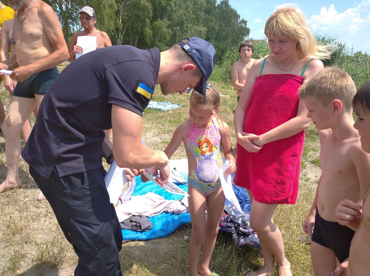 В Харькове спасатели убеждают людей уйти с пляжей (фото)