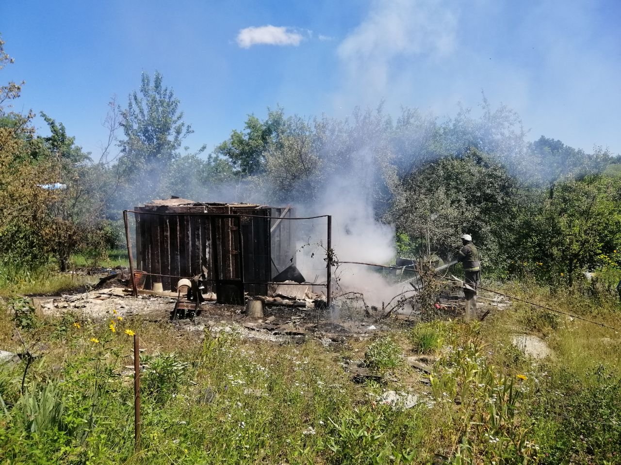 ВС РФ утром обстреляли Чугуевский район: возникли 2 пожара (фото)