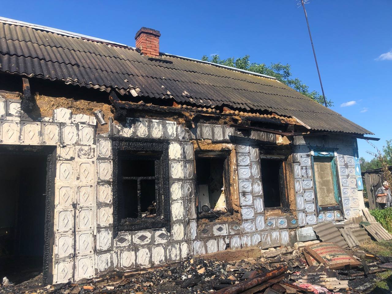 Сгоревший от российского обстрела дом в Дергачах