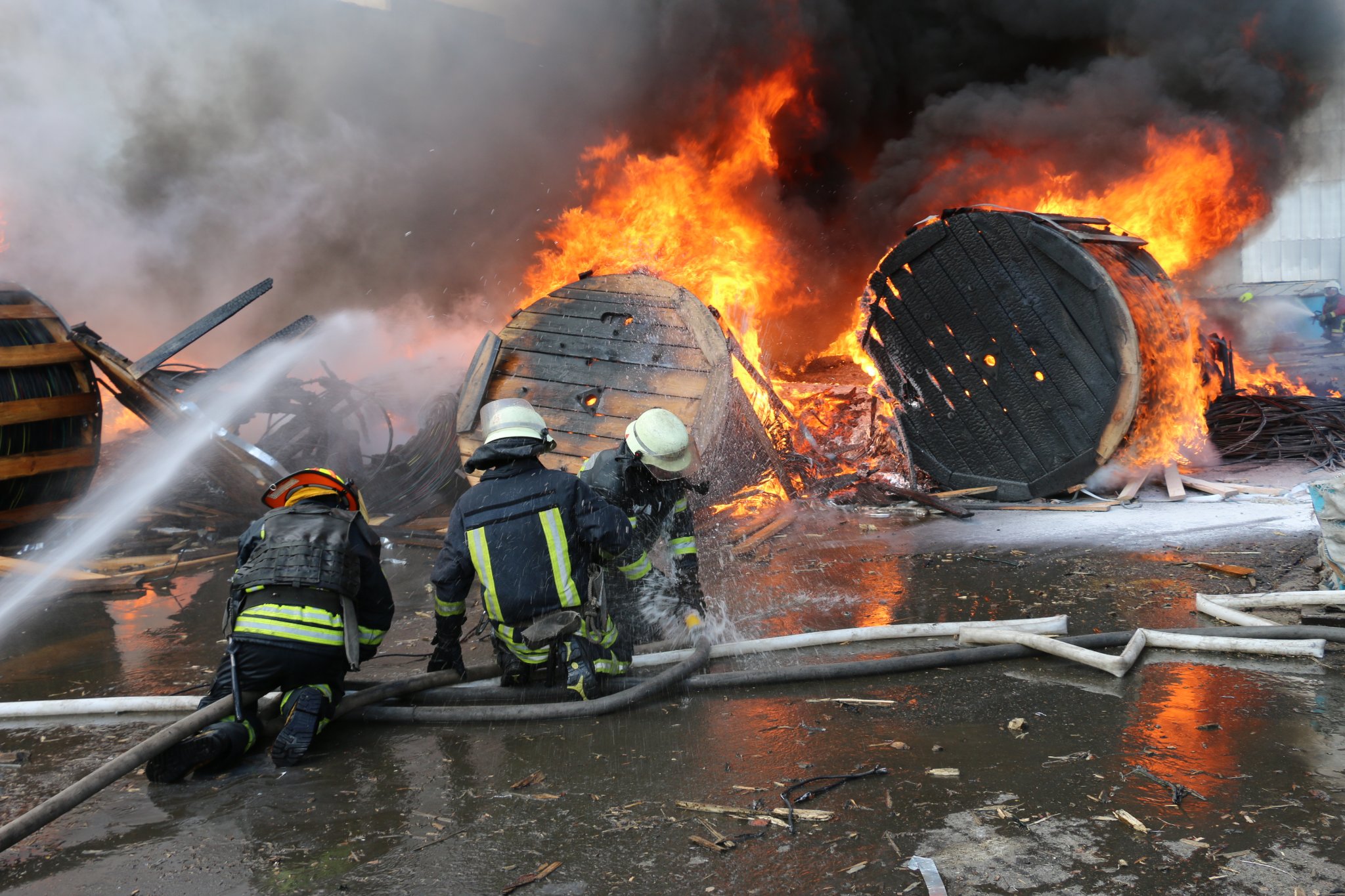 После обстрела загорелись кабели на промышленном предприятии в Харькове