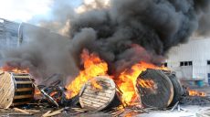 Пожар на промышленном предприятии в Харькове после обстрела тушили 3 часа (фото)
