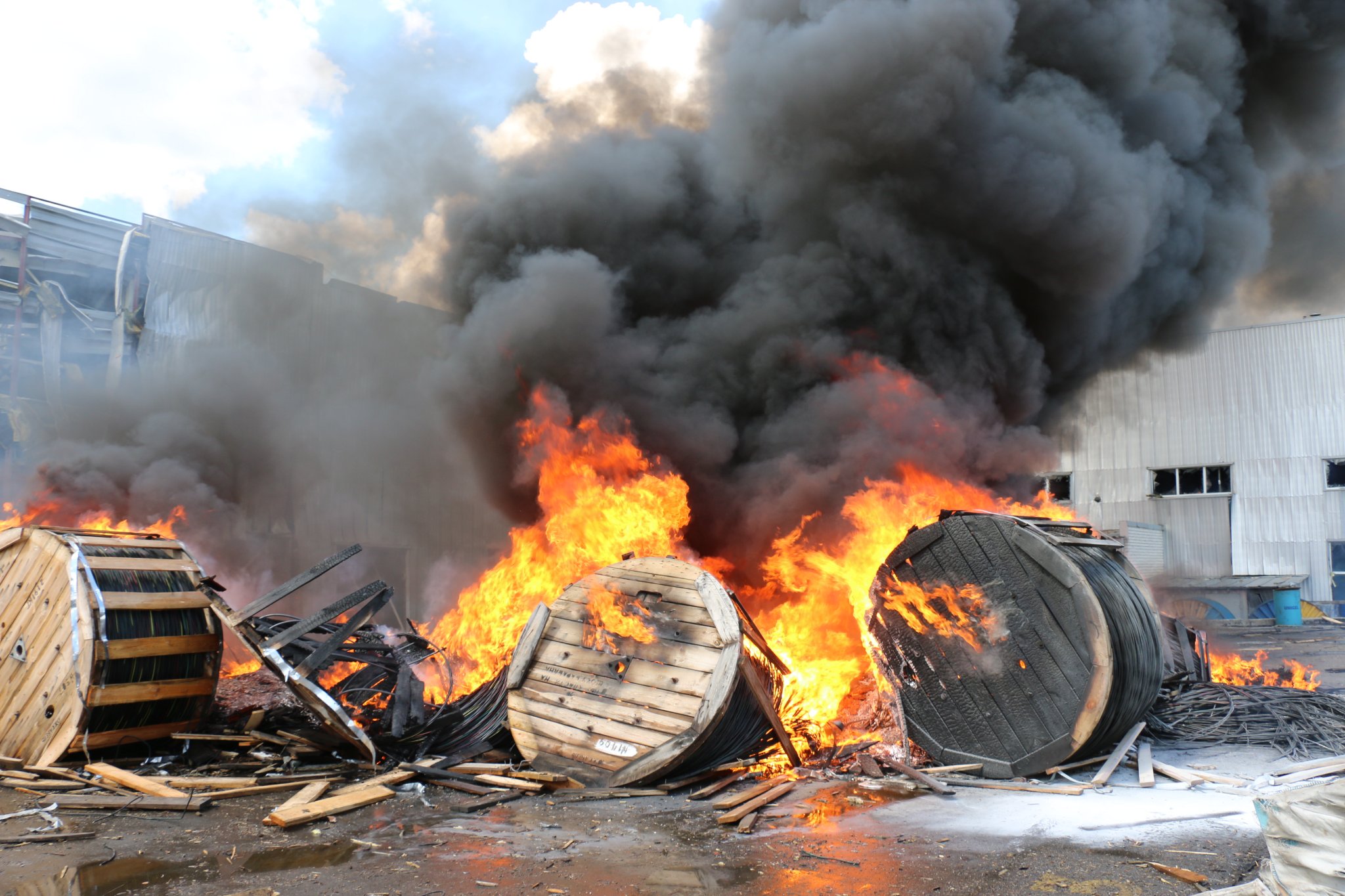 Пожар на промышленном предприятии в Харькове после обстрела тушили 3 часа (фото)
