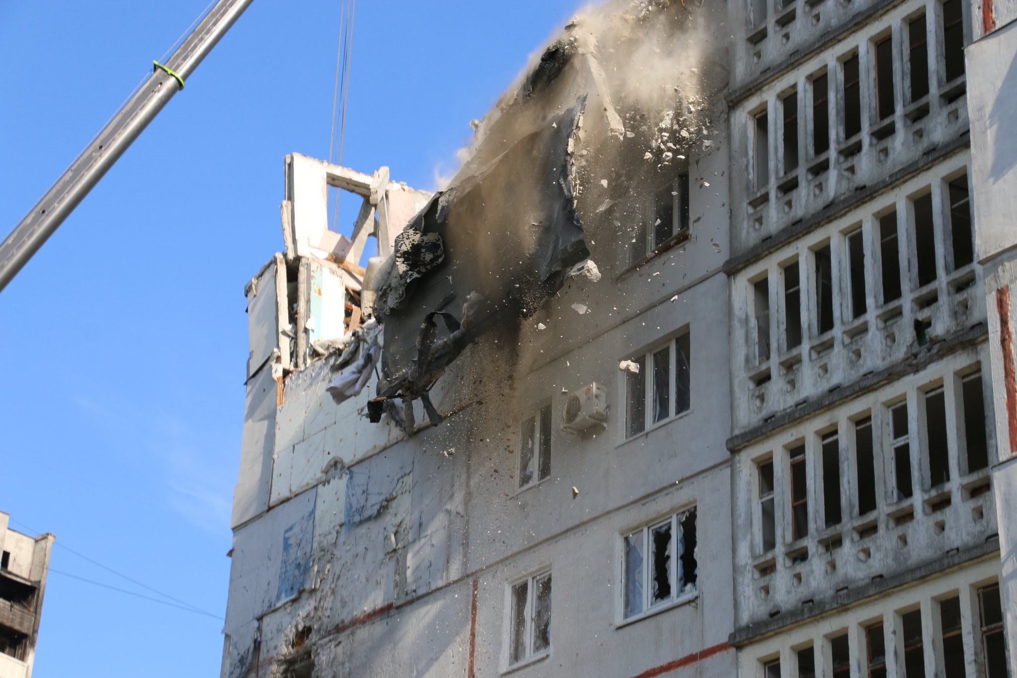 На Северной Салтовке разобрали руины очередной 9-этажки (фото, видео)