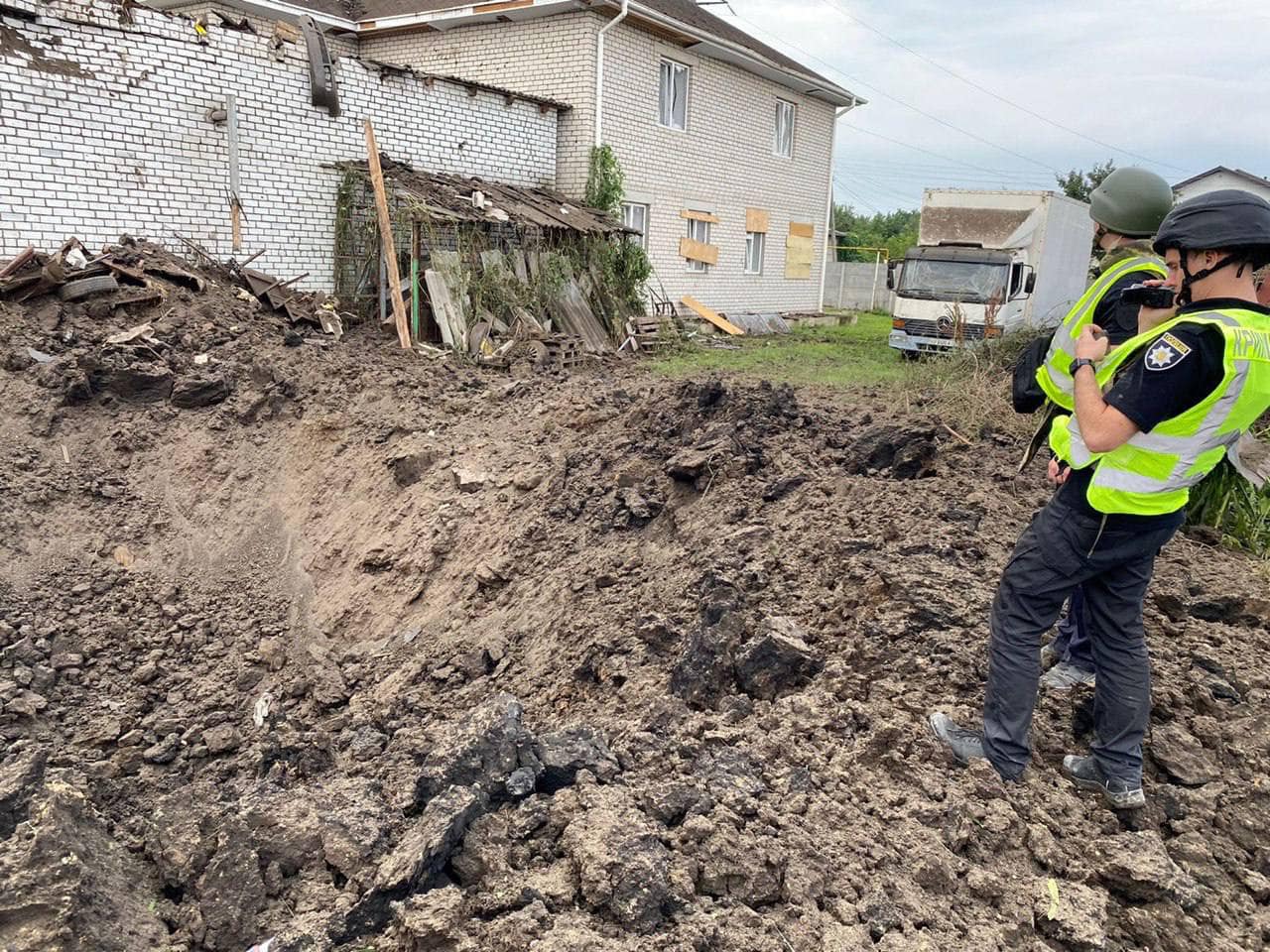 Вирва на місці обстрілу в Чугуєві