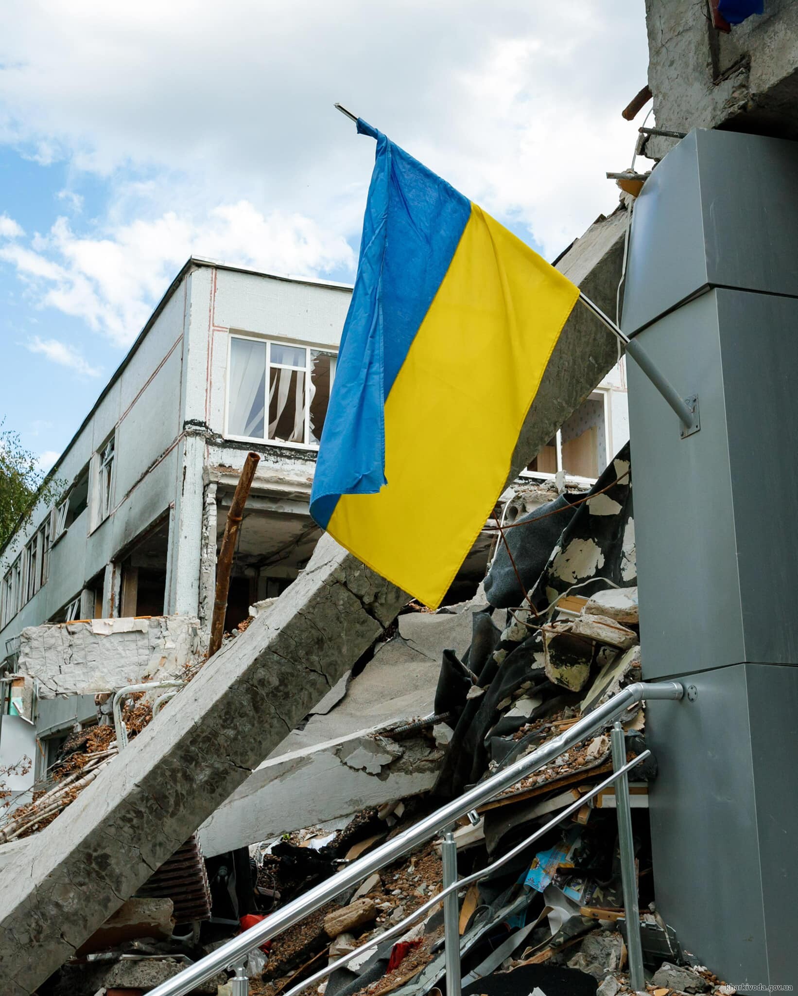 Знищена обстрілом школа в Харкові та прапор України на будівлі