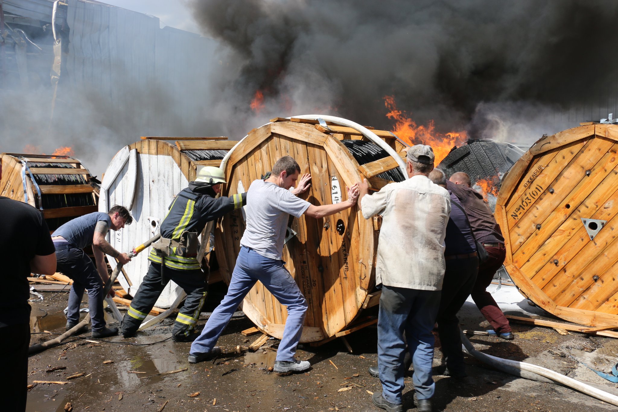 Сотрудники предприятия в Харькове помогают спасать имущество от пожара