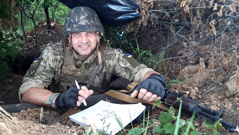 Боец Харьковской ТрО рисует комиксы о военных буднях прямо на передовой (фото)